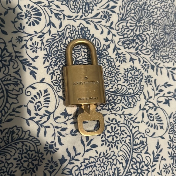 Louis Vuitton Lock and key #302 - Picture 2 of 3